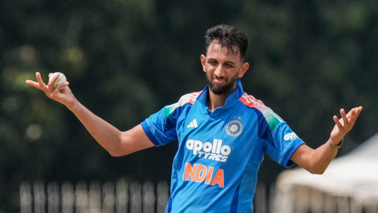 ಈ ಪಂದ್ಯದಲ್ಲಿ 8.2 ಓವರ್ಗಳನ್ನು ಬೌಲ್ ಮಾಡಿದ ಪ್ರಸಿದ್ಧ್ ಕೃಷ್ಣ ಕೇವಲ 23 ರನ್ಗಳನ್ನು ಬೌಲ್ ಮಾಡಿ 5 ವಿಕೆಟ್ಗಳನ್ನು ಕಬಳಿಸಿದರು. ಇದರಲ್ಲಿ 2 ಮೇಡನ್ ಓವರ್ಗಳು ಸೇರಿದ್ದವು. ಪ್ರಸಿದ್ಧ್ ತೆಗೆದ 5 ವಿಕೆಟ್ಗಳು ಕೂಡ ಅಫ್ಘಾನಿಸ್ತಾನದ ಅಗ್ರಕ್ರಮಾಂಕದ ಬ್ಯಾಟ್ಸ್ಮನ್ಗಳದ್ದಾಗಿದ್ದು, ಇದರಲ್ಲಿ ಶತಕದ ಇನ್ನಿಂಗ್ಸ್ ಆಡಿದ ಹಶ್ಮತುಲ್ಲಾ ಶಾಹಿದಿ ಅವರ ವಿಕೆಟ್ ಕೂಡ ಸೇರಿತ್ತು (PC-PTI).