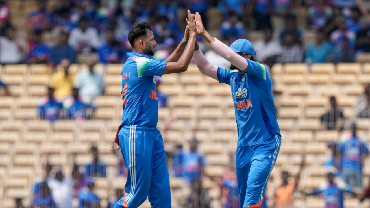 ಈ ಪಂದ್ಯಕ್ಕೂ ಮೊದಲು ಪ್ರಸಿದ್ಧ್ ಕೃಷ್ಣ ಅವರ ಅತ್ಯುತ್ತಮ ಬೌಲಿಂಗ್ ಪ್ರದರ್ಶನ 2022 ರಲ್ಲಿ ವೆಸ್ಟ್ ಇಂಡೀಸ್ ವಿರುದ್ಧ ಬಂದಿತ್ತು. ಅಹಮದಾಬಾದ್ನಲ್ಲಿ ನಡೆದಿದ್ದ ಏಕದಿನ ಪಂದ್ಯದಲ್ಲಿ ಪ್ರಸಿದ್ಧ್ 12 ರನ್ಗಳಿಗೆ 4 ವಿಕೆಟ್ ಕಬಳಿಸಿದ್ದರು. ಈ ಬೌಲಿಂಗ್ ಪ್ರದರ್ಶನಕ್ಕೆ ಪ್ರಸಿದ್ಧ್ಗೆ ಪಂದ್ಯ ಶ್ರೇಷ್ಠ ಪ್ರಶಸ್ತಿಯೂ ಲಭಿಸಿತ್ತು. ಇದೀಗ ಪ್ರಸಿದ್ಧ್ ಮೊಟ್ಟ ಮೊದಲ 5 ವಿಕೆಟ್ಗಳ ಗೊಂಚಲು ಪಡೆದಿದ್ದಾರೆ (PC-PTI).