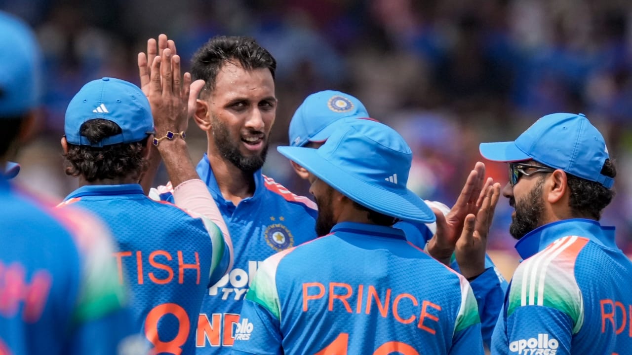 2021 ರಲ್ಲಿ ಇಂಗ್ಲೆಂಡ್ ವಿರುದ್ಧ ಏಕದಿನ ಕ್ರಿಕೆಟ್ಗೆ ಪಾದಾರ್ಪಣೆ ಮಾಡಿದ ಪ್ರಸಿದ್ಧ್ ಕೃಷ್ಣ ಇದುವರೆಗೆ ಟೀಂ ಇಂಡಿಯಾ ಪರ 25 ಏಕದಿನ ಪಂದ್ಯಗಳನ್ನಾಡಿದ್ದಾರೆ. ಇದರಲ್ಲಿ 5.91 ರ ಎಕಾನಮಿ ದರದಲ್ಲಿ 45 ವಿಕೆಟ್ಗಳನ್ನು ಸಹ ಪಡೆದಿದ್ದಾರೆ. ಮೂರು ಮಾದರಿಯ ಕ್ರಿಕೆಟ್ನಲ್ಲಿ 37 ಪಂದ್ಯಗಳನ್ನಾಡಿರುವ ಪ್ರಸಿದ್ಧ್ 78 ವಿಕೆಟ್ಗಳನ್ನು ಕಬಳಿಸಿದ್ದಾರೆ (PC-PTI).