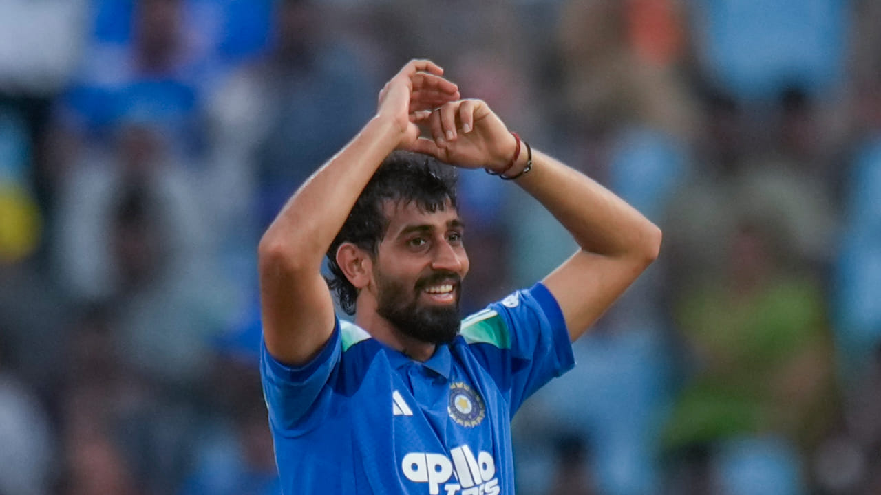 ಇನ್ನು ಈ ಪಂದ್ಯದಲ್ಲಿ ಪ್ರಿನ್ಸ್ ಯಾದವ್​ಗೆ ಬೌಲಿಂಗ್ ಜೊತೆಗೆ ಬ್ಯಾಟಿಂಗ್‌ ಮಾಡುವ ಅವಕಾಶವೂ ಸಿಕ್ಕಿತು. ಭಾರತದ ಇನ್ನಿಂಗ್ಸ್​ನ ಕೊನೆಯ ಓವರ್​ನ ಕೊನೆಯ ಎಸೆತದಲ್ಲಿ ಬ್ಯಾಟಿಂಗ್​ಗೆ ಬಂದ ಪ್ರಿನ್ಸ್ ಯಾದವ್ ತಾವು ಎದುರಿಸಿದ ಮೊದಲ ಎಸೆತವನ್ನು ಸಿಕ್ಸರ್​ಗಟ್ಟಿದರು. ಆದಾಗ್ಯೂ ಟೀಂ ಇಂಡಿಯಾ ಈ ಪಂದ್ಯವನ್ನು ಒಂದು ರನ್ ನಿಂದ ಸೋತಿತು(PC-PTI). 