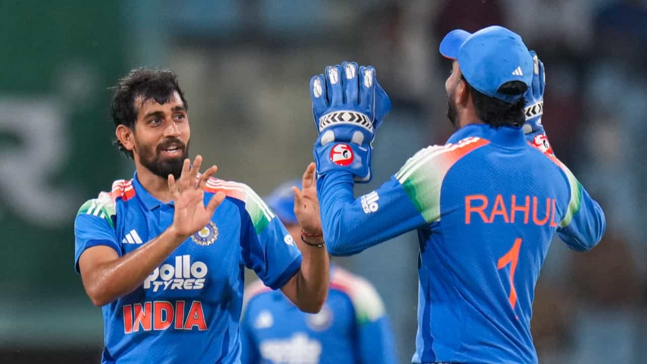 ಐರ್ಲೆಂಡ್ ವಿರುದ್ಧದ ಎರಡು ಪಂದ್ಯಗಳ ಟಿ20 ಸರಣಿಯನ್ನು ಟೀಂ ಇಂಡಿಯಾ 2-0 ಅಂತರದಲ್ಲಿ ಸೋತಿದೆ. ತಂಡದ ಈ ಸೋಲಿಗೆ ಬ್ಯಾಟ್ಸ್ಮನ್ಗಳ ವೈಫಲ್ಯವೇ ಪ್ರಮುಖ ಕಾರಣವಾಗಿತ್ತು. ಆದಾಗ್ಯೂ ಈ ಸರಣಿಯ ಕೊನೆಯ ಪಂದ್ಯದಲ್ಲಿ ಟೀಂ ಇಂಡಿಯಾ ಪರ ಅಂತರರಾಷ್ಟ್ರೀಯ ಕ್ರಿಕೆಟ್ಗೆ ಪಾದಾರ್ಪಣೆ ಮಾಡಿದ್ದ ಯುವ ವೇಗಿ ಪ್ರಿನ್ಸ್ ಯಾದವ್ ತಮ್ಮ ಮೊದಲ ಪಂದ್ಯದಲ್ಲೇ ಅಪರೂಪದ ದಾಖಲೆಯೊಂದನ್ನು ನಿರ್ಮಿಸಿದರು (PC-PTI).