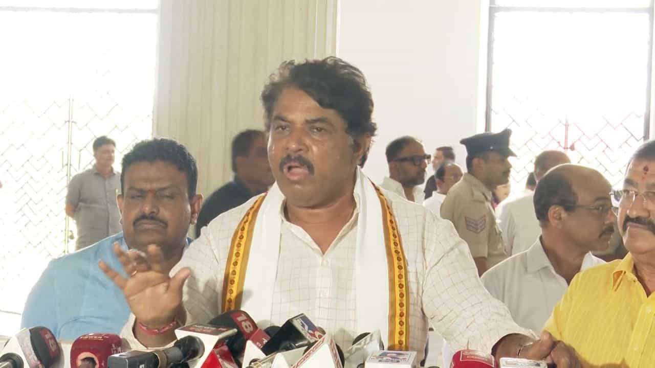ಪರಿಷತ್ ಚುನಾವಣೆ: ಕೊನೇ ಕ್ಷಣದಲ್ಲಿ ಕೈ ಹಿಡಿದ BJP ರಾಜ್ಯ ನಾಯಕರ ಕಾರ್ಯತಂತ್ರ; ತಪ್ಪಿದ ಭಾರೀ ಮುಖಭಂಗ ಪರಿಷತ್ ಚುನಾವಣೆ: ಕೊನೇ ಕ್ಷಣದಲ್ಲಿ ಕೈ ಹಿಡಿದ BJP ರಾಜ್ಯ ನಾಯಕರ ಕಾರ್ಯತಂತ್ರ; ತಪ್ಪಿದ ಭಾರೀ ಮುಖಭಂಗ