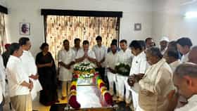 ಎಐಸಿಸಿ ಕಾರ್ಯದರ್ಶಿ ಸೂರಜ್ ಹೆಗ್ಡೆ ಅಂತಿಮ ದರ್ಶನ ಪಡೆದ ರಾಹುಲ್​​ ಗಾಂಧಿ