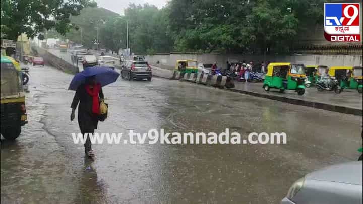 ರಾಯಚೂರಿನಲ್ಲಿ ವರುಣನ ಆರ್ಭಟ: ಜಲಾವೃತಗೊಂಡ ರಸ್ತೆಗಳು, ಮನೆಗಳಿಗೆ ನುಗ್ಗಿದ ಚರಂಡಿ ನೀರು! ರಾಯಚೂರಿನಲ್ಲಿ ವರುಣನ ಆರ್ಭಟ: ಜಲಾವೃತಗೊಂಡ ರಸ್ತೆಗಳು, ಮನೆಗಳಿಗೆ ನುಗ್ಗಿದ ಚರಂಡಿ ನೀರು!
