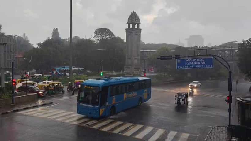 ಬೆಂಗಳೂರಲ್ಲಿ ವರುಣಾರ್ಭಟ: ನಗರದ ಹಲವೆಡೆ ಧಾರಾಕಾರ ಮಳೆ; ಸಂಚಾರ ಅಸ್ತವ್ಯಸ್ತ