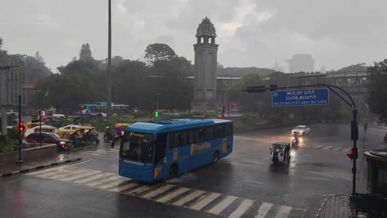 ಬೆಂಗಳೂರಲ್ಲಿ ವರುಣಾರ್ಭಟ: ನಗರದ ಹಲವೆಡೆ ಧಾರಾಕಾರ ಮಳೆ; ಸಂಚಾರ ಅಸ್ತವ್ಯಸ್ತ