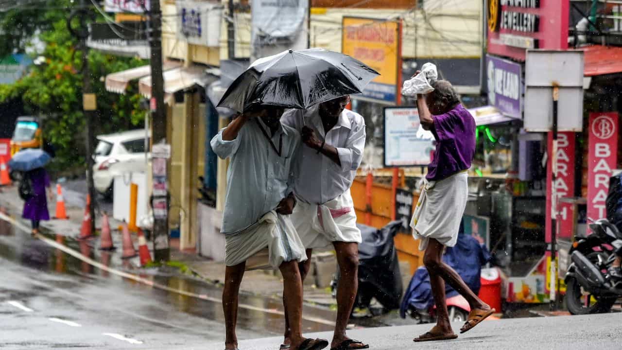 Karnataka Weather Forecast: ಮುಂದಿನ ಒಂದು ವಾರ ರಾಜ್ಯದ ಈ ಭಾಗಗಳಲ್ಲಿ ಮಳೆ, ಉತ್ತರ ಒಳನಾಡಿಗೆ ಬಿಸಿ ಗಾಳಿಯ ಎಚ್ಚರಿಕೆ Karnataka Weather Forecast: ಮುಂದಿನ ಒಂದು ವಾರ ರಾಜ್ಯದ ಈ ಭಾಗಗಳಲ್ಲಿ ಮಳೆ, ಉತ್ತರ ಒಳನಾಡಿಗೆ ಬಿಸಿ ಗಾಳಿಯ ಎಚ್ಚರಿಕೆ