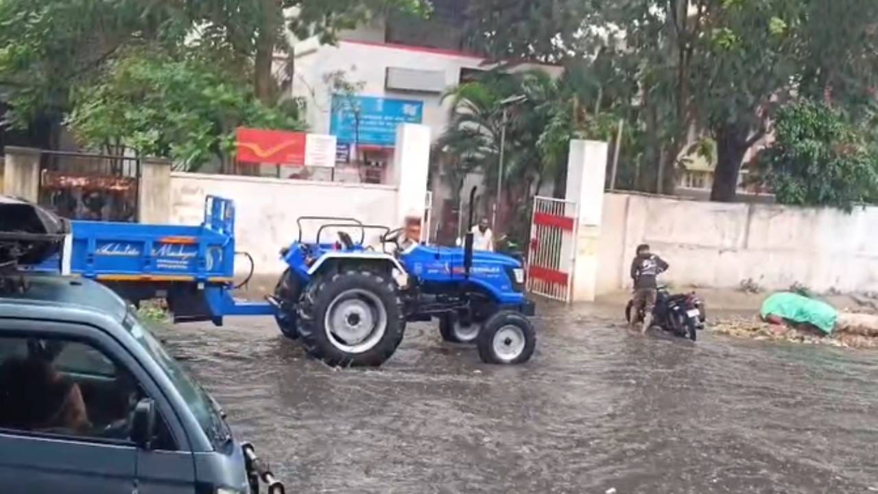 ಗದಗದಲ್ಲಿ ಮಳೆ ಹೊಡೆತಕ್ಕೆ ರಸ್ತೆಗಳೇ ಕೆರೆಯಂತಾಗಿವೆ. ಧೋ ಅಂತ ಸುರಿದ ಮಳೆಯಿಂದಾಗಿ ಪಂಚರಹೊಂಡದ ಬಳಿ ಚರಂಡಿ ನೀರು ರಸ್ತೆ ತುಂಬೆಲ್ಲಾ ಹರಿದು ಬಂದಿದೆ. ರಸ್ತೆ ಜಲಮಯ ಆಗಿದ್ರಿಂದ ಮಾರ್ಕೆಟ್​ಗೆ ಹೋಗುವ ಜನರು ಹೈರಾಣಾಗಿದ್ದಾರೆ.
