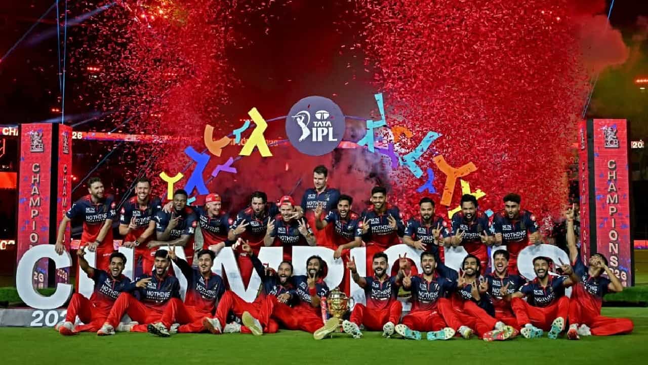 IPL 2026: ಇಂಡಿಯನ್ ಪ್ರೀಮಿಯರ್ ಲೀಗ್ ಸೀಸನ್-19 ಕ್ಕೆ ತೆರೆಬಿದ್ದಿದೆ. ಅಹಮದಾಬಾದ್ನಲ್ಲಿ ನಡೆದ ಫೈನಲ್ ಪಂದ್ಯದಲ್ಲಿ ಗುಜರಾತ್ ಟೈಟಾನ್ಸ್ (GT) ತಂಡವನ್ನು ಬಗ್ಗು ಬಡಿದು ರಾಯಲ್ ಚಾಲೆಂಜರ್ಸ್ ಬೆಂಗಳೂರು (RCB) ತಂಡ ಚಾಂಪಿಯನ್ ಪಟ್ಟ ಅಲಂಕರಿಸಿದೆ. ಈ ಚಾಂಪಿಯನ್ ಪಟ್ಟದೊಂದಿಗೆ ಆರ್ಸಿಬಿ ತಂಡ ಬಹುಮಾನ ಮೊತ್ತವಾಗಿ 20 ಕೋಟಿ ರೂ. ತನ್ನದಾಗಿಸಿಕೊಂಡಿದೆ. (PC: IPL)
