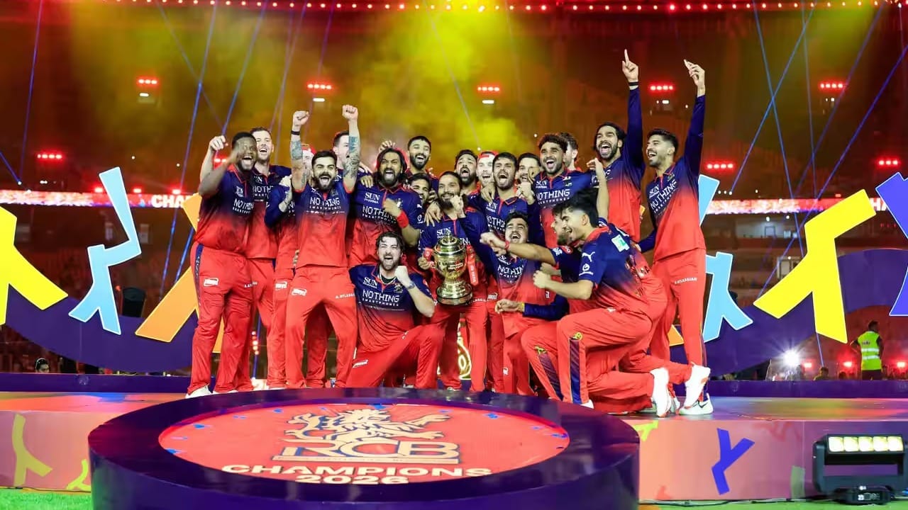 2026 - ಎರಡನೇ IPL ಟ್ರೋಫಿ: ಇದೀಗ 2026ರ ಐಪಿಎಲ್ ಸೀಸನ್ನಲ್ಲೂ ರಜತ್ ಪಾಟಿದಾರ್ ನೇತೃತ್ವದ ಆರ್ಸಿಬಿ ಪುರುಷರ ತಂಡ ಮತ್ತೊಮ್ಮೆ ಟ್ರೋಫಿ ಮುಡಿಗೇರಿಸಿಕೊಂಡಿದೆ. ಈ ಮೂಲಕ ಐಪಿಎಲ್ನಲ್ಲಿ ಬ್ಯಾಕ್-ಟು-ಬ್ಯಾಕ್ ಚಾಂಪಿಯನ್ಸ್ ಪಟ್ಟ ಅಲಂಕರಿಸಿದ ವಿಶೇಷ ದಾಖಲೆ ಬರೆದಿದ್ದಾರೆ. (PC: IPL)