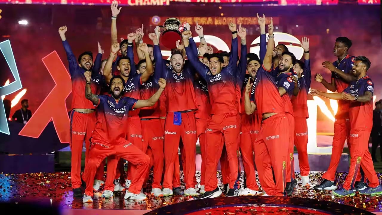 2025 - ಮೊದಲ IPL ಟ್ರೋಫಿ: ಹದಿನೇಳು ವರ್ಷಗಳ ಸುದೀರ್ಘ ಕಾಯುವಿಕೆಗೆ ತೆರೆ ಎಳೆದ ಪುರುಷರ ತಂಡವು ಪಂಜಾಬ್ ಕಿಂಗ್ಸ್ ವಿರುದ್ಧ ಭರ್ಜರಿ ಜಯ ಸಾಧಿಸಿ ಚಾಂಪಿಯನ್ಸ್ ಆಗಿ ಹೊರಹೊಮ್ಮಿತು. ಈ ಮೂಲಕ ಐಪಿಎಲ್ನಲ್ಲೂ ಆರ್ಸಿಬಿ ಪ್ರಶಸ್ತಿ ಖಾತೆ ತೆರೆಯಿತು. (PC: IPL)