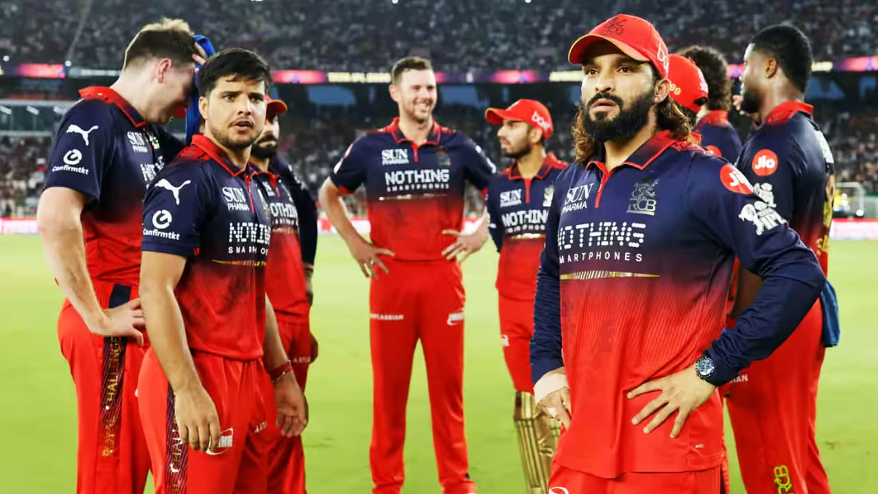IPL 2026: ಇಂಡಿಯನ್ ಪ್ರೀಮಿಯರ್ ಲೀಗ್​ನ 19ನೇ ಸೀಸನ್​ನಲ್ಲೂ ರಾಯಲ್ ಚಾಲೆಂಜರ್ಸ್ ಬೆಂಗಳೂರು (RCB) ತಂಡ ಪ್ರಚಂಡ ಪ್ರದರ್ಶನ ನೀಡಿದೆ. ಈ ಪ್ರಚಂಡ ಪ್ರದರ್ಶನದೊಂದಿಗೆ ಮತ್ತೊಮ್ಮೆ ಚಾಂಪಿಯನ್ ಪಟ್ಟ ಅಲಂಕರಿಸಿದ್ದಾರೆ. ಈ ಚಾಂಪಿಯನ್​ ಪಟ್ಟಕ್ಕಾಗಿ ಆರ್​ಸಿಬಿ ಪರ ಕಣಕ್ಕಿಳಿದ ಆಟಗಾರರ ಸಂಖ್ಯೆ 15..! (PC: IPL)