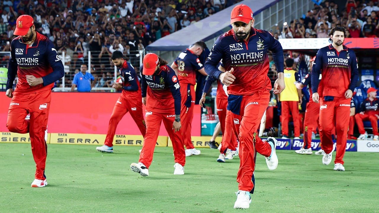 ಅಂದರೆ ರಾಯಲ್ ಚಾಲೆಂಜರ್ಸ್ ಬೆಂಗಳೂರು ತಂಡದಲ್ಲಿದ್ದ 24 ಆಟಗಾರರಲ್ಲಿ 9 ಪ್ಲೇಯರ್ಸ್ ಒಂದೇ ಒಂದು ಪಂದ್ಯದಲ್ಲಿ ಕಾಣಿಸಿಕೊಂಡಿರಲಿಲ್ಲ. ಹೀಗೆ ಒಂದು ಮ್ಯಾಚ್ ಆಡದೇ ಚಾಂಪಿಯನ್ ತಂಡದ ಭಾಗವಾದ ಆಟಗಾರರ ಪಟ್ಟಿ ಈ ಕೆಳಗಿನಂತಿದೆ... (PC: IPL)