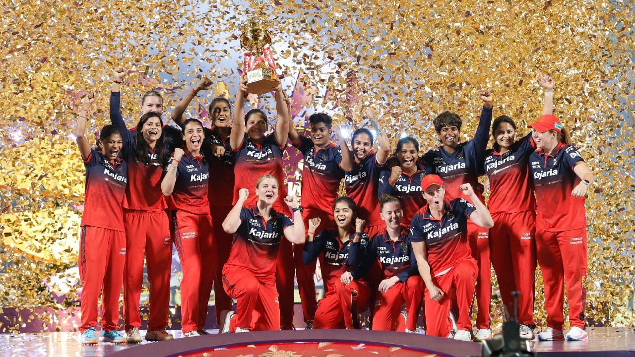 2026 - ಎರಡನೇ WPL ಟ್ರೋಫಿ: ಫೆಬ್ರವರಿ 2026 ರಲ್ಲಿ ನಡೆದ ರೋಮಾಂಚಕ ಫೈನಲ್ನಲ್ಲಿ ಡೆಲ್ಲಿ ಕ್ಯಾಪಿಟಲ್ಸ್ ವಿರುದ್ಧ ದಾಖಲೆಯ ರನ್ ಚೇಸ್ ಮಾಡುವ ಮೂಲಕ ಆರ್ಸಿಬಿ ಮಹಿಳಾ ತಂಡ 2ನೇ ಬಾರಿಗೆ ಕಪ್ ಗೆದ್ದುಕೊಂಡಿತು. ಈ ಮೂಲಕ ವುಮೆನ್ಸ್ ಪ್ರೀಮಿಯರ್ ಲೀಗ್ನಲ್ಲಿ 2 ಟ್ರೋಫಿ ಗೆದ್ದ ಹೆಗ್ಗಳಿಕೆಯನ್ನು ತಮ್ಮದಾಗಿಸಿಕೊಂಡಿದ್ದರು. (PC: WPL)