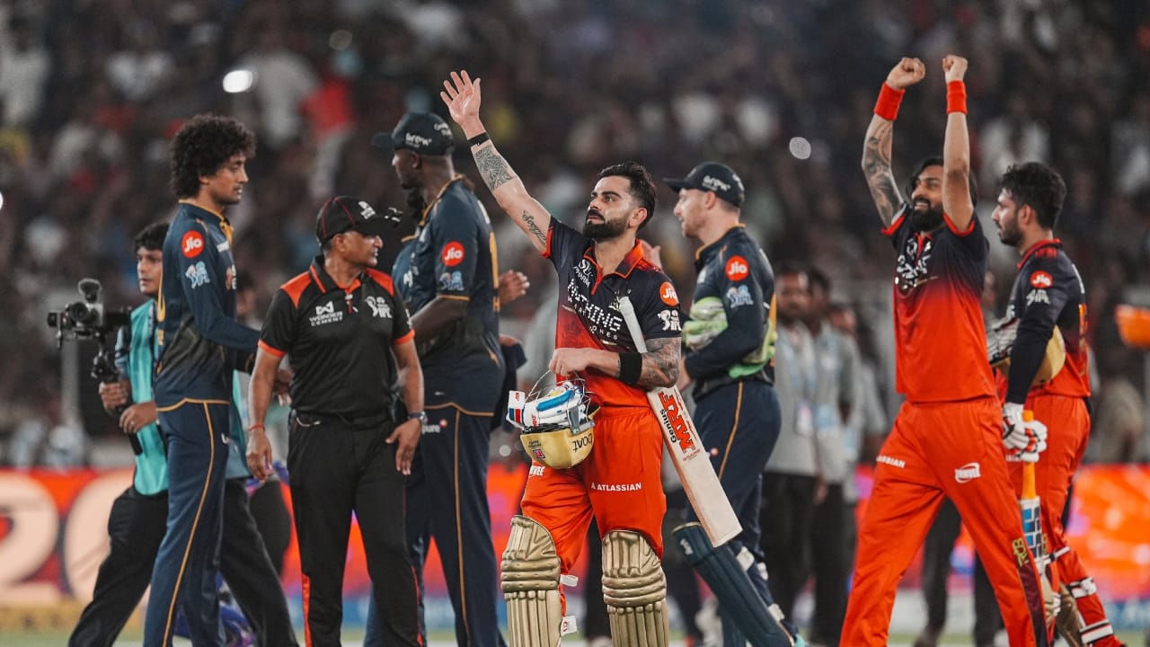 ಈ ಗುರಿ ಬೆನ್ನಟ್ಟಿದ ಆರ್​ಸಿಬಿ ವಿರಾಟ್ ಕೊಹ್ಲಿ ಅವರ ಅಜೇಯ ಅರ್ಧಶತಕದ ನೆರವಿನಿಂದ 18 ಓವರ್​ಗಳಲ್ಲಿ 5 ವಿಕೆಟ್ ಕಳೆದುಕೊಂಡು ಜಯದ ನಗೆ ಬೀರಿತು. ಫೈನಲ್​ ಪಂದ್ಯದಲ್ಲಿ ಜವಾಬ್ದಾರಿಯುತ ಬ್ಯಾಟಿಂಗ್‌ ಮಾಡಿದ ಕೊಹ್ಲಿ   42 ಎಸೆತಗಳಲ್ಲಿ 9 ಬೌಂಡರಿ ಮತ್ತು 3 ಸಿಕ್ಸರ್‌ಗಳ ಸಹಿತ ಅಜೇಯ 75 ರನ್ ಬಾರಿಸುವ ಮೂಲಕ ತಂಡವನ್ನು ಮತ್ತೊಮ್ಮೆ ಚಾಂಪಿಯನ್ ಮಾಡುವಲ್ಲಿ ಪ್ರಮುಖ ಪಾತ್ರವಹಿಸಿದರು (PC-PTI).