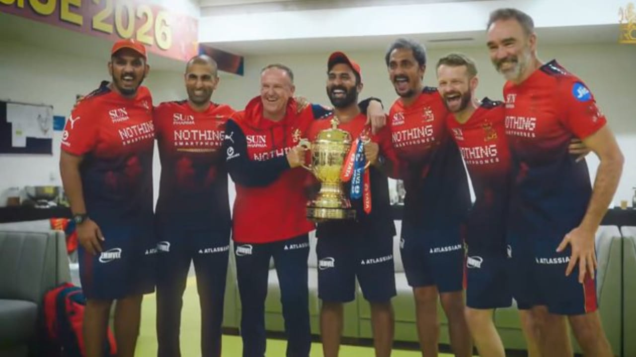 ರಾಯಲ್ ಚಾಲೆಂಜರ್ಸ್ ಬೆಂಗಳೂರು ತಂಡವು 2026 ರ ಐಪಿಎಲ್ ಪ್ರಶಸ್ತಿಯನ್ನು ಗೆದ್ದುಕೊಂಡಿದೆ. ಫೈನಲ್‌ನಲ್ಲಿ ಗುಜರಾತ್ ಟೈಟಾನ್ಸ್ ತಂಡವನ್ನು 5 ವಿಕೆಟ್‌ಗಳಿಂದ ಸೋಲಿಸಿದ ಆರ್​ಸಿಬಿ ಸತತ ಎರಡನೇ ಬಾರಿಗೆ ಪ್ರಶಸ್ತಿಗೆ ಮುತ್ತಿಟ್ಟಿತು. ತಂಡದ ಈ ಯಶಸ್ಸಿನಲ್ಲಿ ಎಲ್ಲಾ ಆಟಗಾರರ ಶ್ರಮವಿದೆ. ಆಟಗಾರರ ಜೊತೆಗೆ ತಂಡದ ಯಶಸ್ಸಿಗಾಗಿ ದುಡಿದ ತೆರೆಮರೆಯ ಹೀರೋಗಳನ್ನು ನೆನಪಿಸಿಕೊಳ್ಳುವುದು ಅವಶ್ಯಕವಾಗಿದೆ (PC- IPL X).
