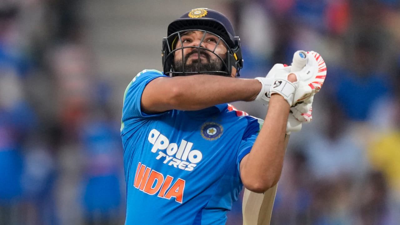 ಈ ಪಂದ್ಯದಲ್ಲಿ ರೋಹಿತ್ ಶರ್ಮಾ ಮತ್ತೊಂದು ಅದ್ಭುತ ದಾಖಲೆ ನಿರ್ಮಿಸಿದ್ದು, 39 ವರ್ಷ 51 ದಿನಗಳಲ್ಲಿ ಅರ್ಧಶತಕ ಬಾರಿಸುವ ಮೂಲಕ ಏಕದಿನ ಕ್ರಿಕೆಟ್ನಲ್ಲಿ ಅರ್ಧಶತಕ ಬಾರಿಸಿದ ಅತ್ಯಂತ ಹಿರಿಯ ಭಾರತೀಯ ಆಟಗಾರ ಎಂಬ ಹೆಗ್ಗಳಿಕೆಗೆ ಪಾತ್ರರಾಗಿದ್ದಾರೆ. 1989 ರಲ್ಲಿ ಪಾಕಿಸ್ತಾನ ವಿರುದ್ಧ 39 ವರ್ಷ 21 ದಿನಗಳಲ್ಲಿ ಅರ್ಧಶತಕ ಗಳಿಸಿದ್ದ ಮೊಹಿಂದರ್ ಅಮರನಾಥ್ ಅವರ ದೀರ್ಘಕಾಲದ ದಾಖಲೆಯನ್ನು ರೋಹಿತ್ ಇಂದು ಮುರಿದಿದ್ದಾರೆ (PC-PTI).