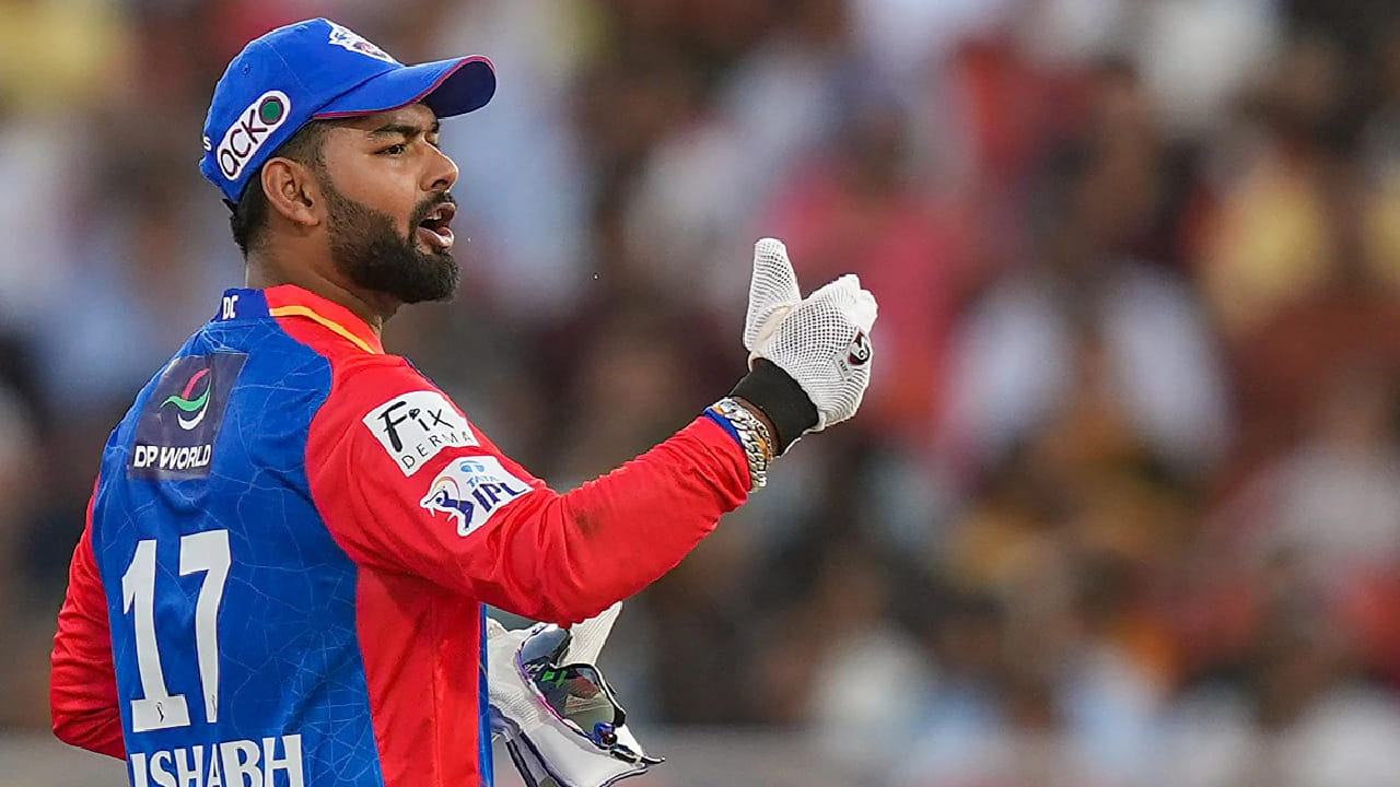 IPL 2027: ಇಂಡಿಯನ್ ಪ್ರೀಮಿಯರ್ ಲೀಗ್ ಸೀಸನ್-20ರ ಹರಾಜಿಗೂ ಮುನ್ನವೇ ಬಿಗ್ ಟ್ರೇಡ್ ನಡೆದಿರುವುದು ಖಚಿತವಾಗಿದೆ. ಈ ಟ್ರೇಡಿಂಗ್ ಮೂಲಕ ಲಕ್ನೋ ಸೂಪರ್ ಜೈಂಟ್ಸ್ ತಂಡದ ಮಾಜಿ ನಾಯಕ ರಿಷಭ್ ಪಂತ್ (Rishabh Pant) ಡೆಲ್ಲಿ ಕ್ಯಾಪಿಟಲ್ಸ್ ತಂಡಕ್ಕೆ ಮರಳುತ್ತಿದ್ದಾರೆ. ಅಂದರೆ ಐಪಿಎಲ್ 2027 ರಲ್ಲಿ ರಿಷಭ್ ಡಿಸಿ ಪರ ಕಣಕ್ಕಿಳಿಯುವುದು ಕನ್ಫರ್ಮ್ ಆಗಿದೆ. (PC: IPL)