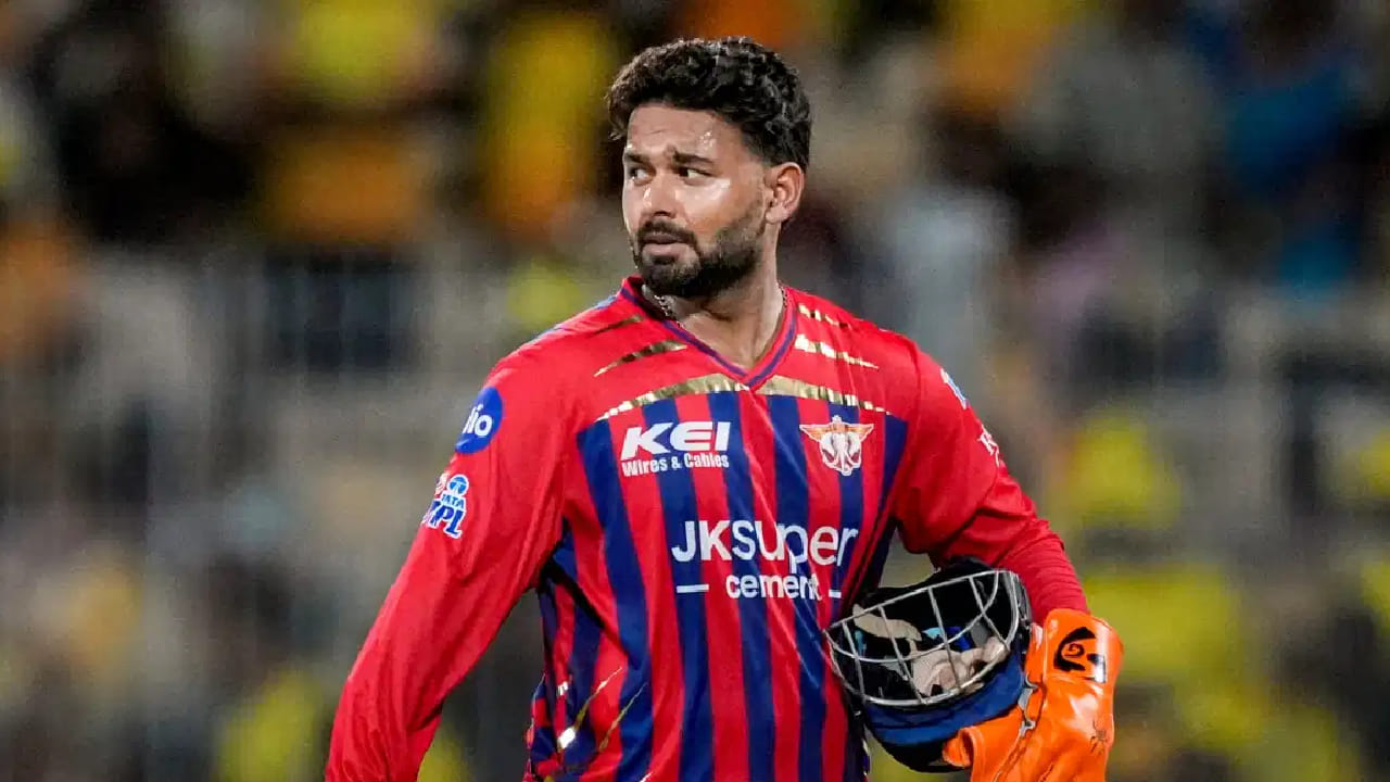 ಐಪಿಎಲ್ 2025 ರ ಮೆಗಾ ಹರಾಜಿನಲ್ಲಿ ರಿಷಭ್ ಪಂತ್ ಅವರನ್ನು ಲಕ್ನೋ ಸೂಪರ್ ಜೈಂಟ್ಸ್ ಫ್ರಾಂಚೈಸಿ ಬರೋಬ್ಬರಿ 27 ಕೋಟಿ ರೂ.ಗೆ ಖರೀದಿಸಿತ್ತು. ದಾಖಲೆಯ ಮೊತ್ತಕ್ಕೆ ಎಲ್ಎಸ್ಜಿ ಪಾಲಾಗಿದ್ದ ಪಂತ್ ಇದೀಗ ತಮ್ಮ ಹಳೆಯ ತಂಡಕ್ಕೆ ಮರಳಲು ಸಜ್ಜಾಗಿದ್ದಾರೆ. (PC: IPL)