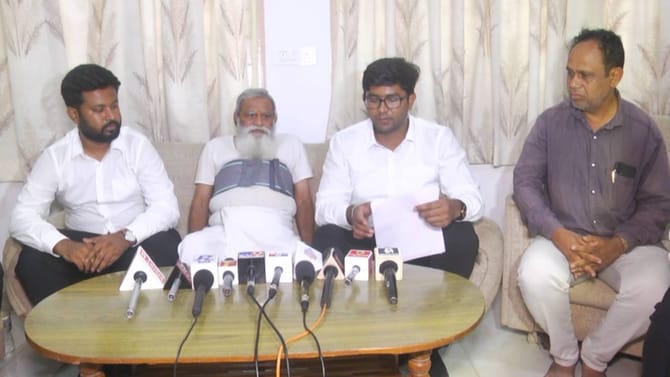 ಧಾರವಾಡದಲ್ಲಿ ಮತ್ತೆ ವಿದ್ಯಾರ್ಥಿಗಳ ಕಿಚ್ಚು: ಸತ್ಯಾಗಹಕ್ಕೆ ಪೊಲೀಸ್ ಬ್ರೇಕ್