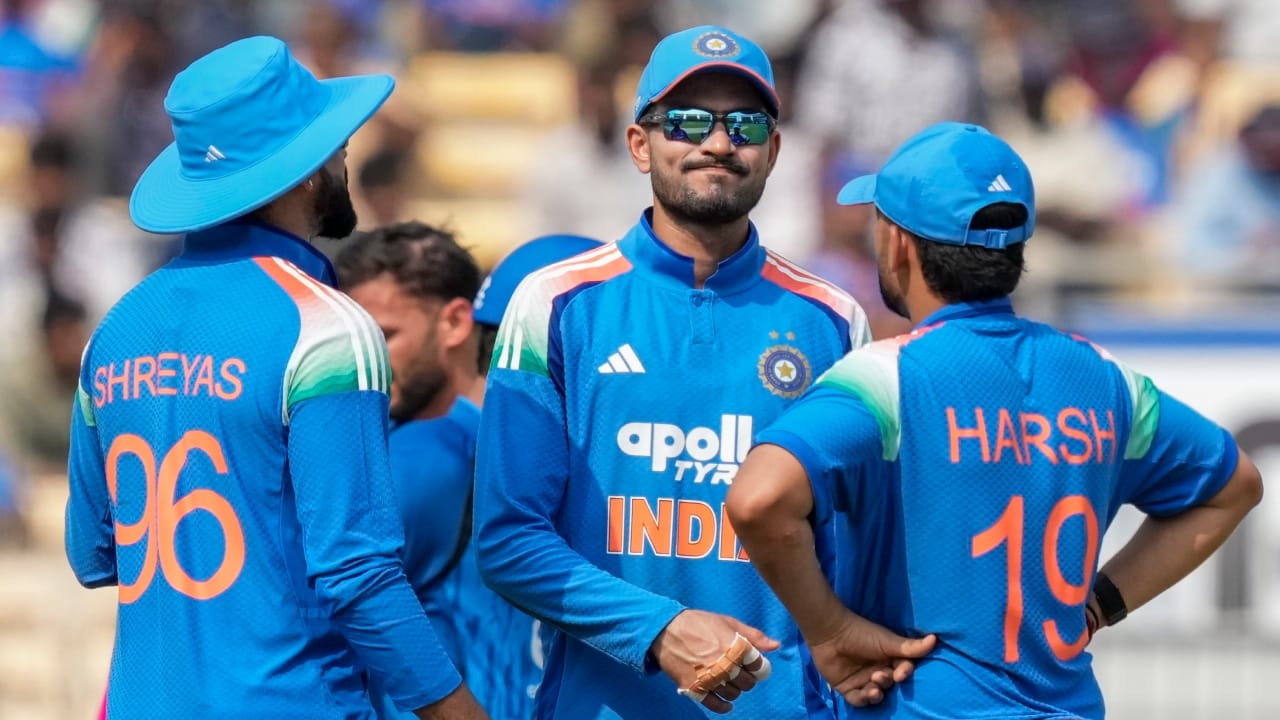 ರೆವ್ ಸ್ಪೋರ್ಟ್ಸ್ ವರದಿಯ ಪ್ರಕಾರ, ಆಯ್ಕೆ ಸಮಿತಿಯು ಶುಭ್​ಮನ್ ಗಿಲ್ ಅವರನ್ನು ಟಿ20 ತಂಡಕ್ಕೂ ಮರಳಿ ಕರೆತಂದು ಅವರಿಗೆ ನಾಯಕತ್ವ ವಹಿಸುವ ಬಗ್ಗೆ ಚಿಂತಿಸಲಾರಂಬಿಸಿದೆ ಎಂದು ವರದಿಯಾಗಿದೆ. ವರದಿಯ ಪ್ರಕಾರ, ಸೆಪ್ಟೆಂಬರ್-ಅಕ್ಟೋಬರ್‌ನಲ್ಲಿ ನಡೆಯಲಿರುವ ಏಷ್ಯನ್ ಕ್ರೀಡಾಕೂಟದವರೆಗೆ ಶ್ರೇಯಸ್ ಅಯ್ಯರ್ ಅವರನ್ನು ನಾಯಕನಾಗಿ ಉಳಿಸಿಕೊಳ್ಳಲು ಆಯ್ಕೆದಾರರು ಅಂತಿಮವಾಗಿ ನಿರ್ಧರಿಸಿದ್ದು, ಈ ಕ್ರೀಡಾಕೂಟ ಮುಗಿದ ಬಳಿಕ ಇವರಿಬ್ಬರಲ್ಲಿ ಒಬ್ಬರನ್ನು ಟಿ20 ತಂಡದ ಖಾಯಂ ನಾಯಕನಾಗಿ ನೇಮಿಸುವ ಇರಾದೆಯಲ್ಲಿ ಆಯ್ಕೆ ಸಮಿತಿ ಇದೆ ಎಂದು ವರದಿಯಾಗಿದೆ (PC-PTI).