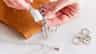 ಬೆಳ್ಳಿ ಆಭರಣಗಳನ್ನು ಸ್ವಚ್ಛಗೊಳಿಸುವ ಸರಳ ಸಲಹೆ