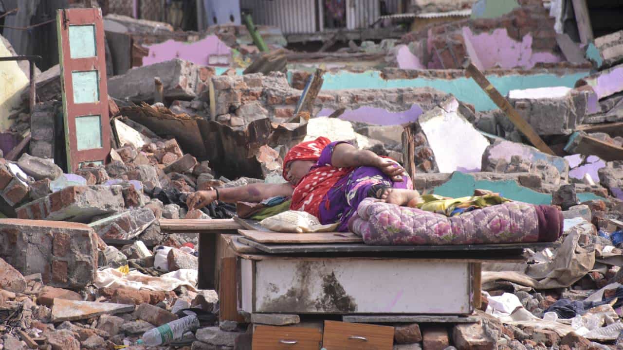 ಗುಜರಾತ್ನಲ್ಲಿ ರಾತ್ರೋರಾತ್ರಿ ಬುಲ್ಡೋಜರ್ ದಾಳಿಗೆ ಬಿದ್ದ 100 ಮನೆಗಳು; ಅಧಿಕಾರಿಗಳಿಗೂ ಗೊತ್ತಿಲ್ಲ; ಭೂಮಾಫಿಯಾ ಕರಾಮತ್ತಾ? ಗುಜರಾತ್ನಲ್ಲಿ ರಾತ್ರೋರಾತ್ರಿ ಬುಲ್ಡೋಜರ್ ದಾಳಿಗೆ ಬಿದ್ದ 100 ಮನೆಗಳು; ಅಧಿಕಾರಿಗಳಿಗೂ ಗೊತ್ತಿಲ್ಲ; ಭೂಮಾಫಿಯಾ ಕರಾಮತ್ತಾ?