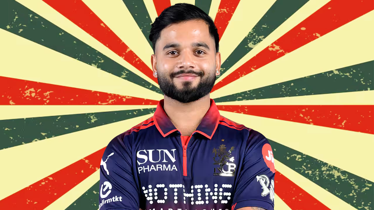 ಸುಯಶ್ ಶರ್ಮಾ: ಫಿಲ್ ಸಾಲ್ಟ್ ಜೊತೆ ಐಪಿಎಲ್ ಹ್ಯಾಟ್ರಿಕ್ ಟ್ರೋಫಿ ಸಾಧನೆ ಮಾಡಿದ ಮತ್ತೋರ್ವ ಆಟಗಾರ ಸುಯಶ್ ಶರ್ಮಾ. ಕೋಲ್ಕತ್ತಾ ನೈಟ್ ರೈಡರ್ಸ್ (2024) ಮತ್ತು ರಾಯಲ್ ಚಾಲೆಂಜರ್ಸ್ ಬೆಂಗಳೂರು (2025, 2026) ಪರ ಕಣಕ್ಕಿಳಿದು ಮೂರು ವರ್ಷ ಟ್ರೋಫಿ ಎತ್ತಿ ಹಿಡಿದ ಹೆಗ್ಗಳಿಕೆಯನ್ನು ಸುಯಶ್ ತಮ್ಮದಾಗಿಸಿಕೊಂಡಿದ್ದಾರೆ. (PC: IPL)