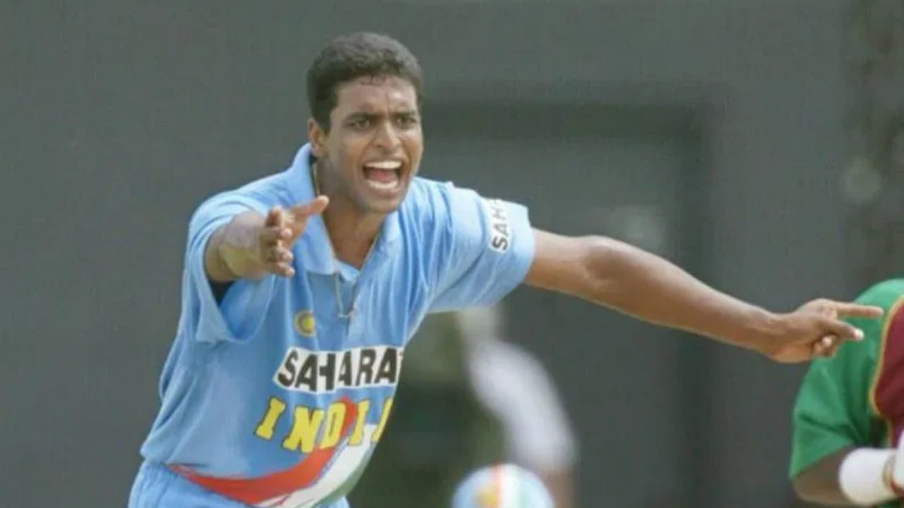 ಸುತಾರ್‌ಗಿಂತ ಮೊದಲು, ಟಿನು ಯೋಹನ್ನನ್ 2001 ರಲ್ಲಿ ಇಂಗ್ಲೆಂಡ್ ವಿರುದ್ಧ ಈ ಸಾಧನೆ ಮಾಡಿದ್ದರು. ಅದಕ್ಕೂ ಮುನ್ನ 1948 ರಲ್ಲಿ ಮಾಂಟು ಬ್ಯಾನರ್ಜಿ ತಮ್ಮ ಚೊಚ್ಚಲ ಪಂದ್ಯದ ಮೊದಲ ಓವರ್‌ನಲ್ಲೇ ವಿಕೆಟ್ ಪಡೆಯುವ ಮೂಲಕ ಈ ಸಾಧನೆ ಮಾಡಿ ಮೊದಲ ಭಾರತೀಯ ಎನಿಸಿಕೊಂಡಿದ್ದರಯ. ಮನೋಹರ್ ಹಾರ್ಡಿಕರ್ ಮತ್ತು ಡಬ್ಲ್ಯೂ.ವಿ. ರಾಮನ್ ಕೂಡ ವೆಸ್ಟ್ ಇಂಡೀಸ್ ವಿರುದ್ಧದ ಮೊದಲ ಓವರ್‌ನಲ್ಲೇ ವಿಕೆಟ್ ಪಡೆದಿದ್ದರು (PC- Google).