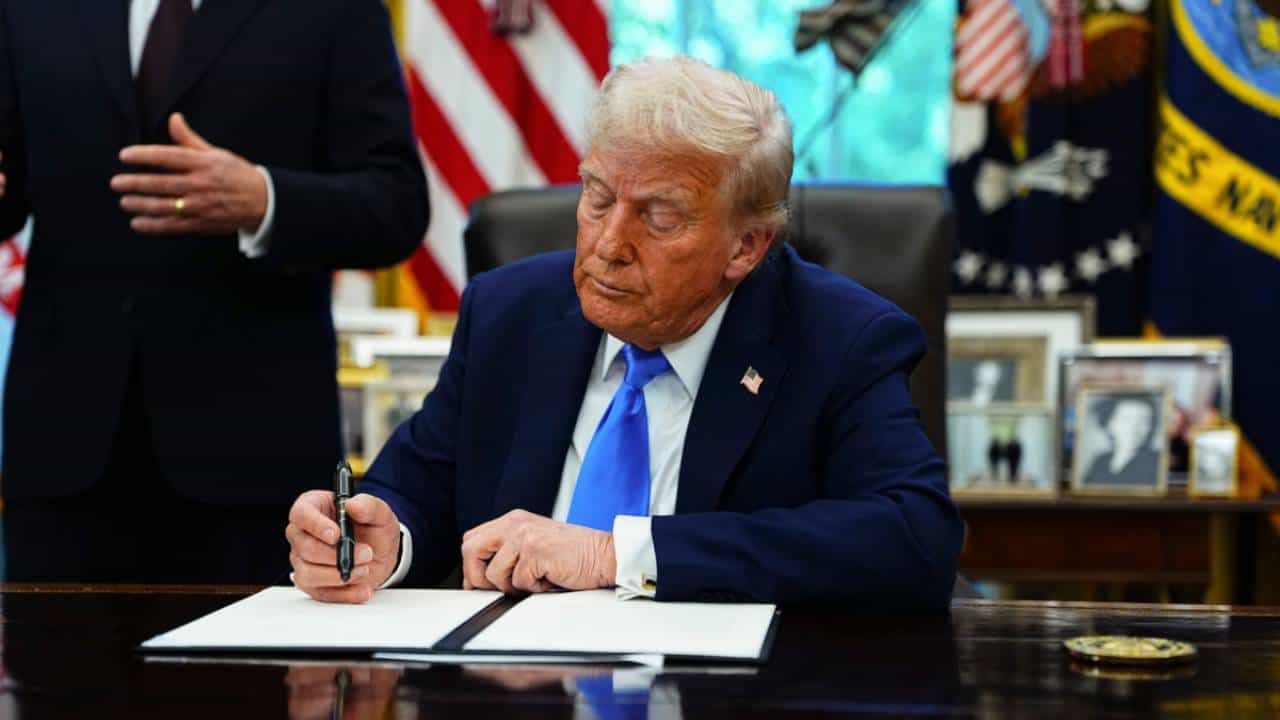 H1B Visa Fee: ಅಮೆರಿಕದಲ್ಲಿ ಉದ್ಯೋಗ ಬಯಸುವ ಭಾರತೀಯ ಐಟಿ ವೃತ್ತಿಪರರಿಗೆ ಗುಡ್ ನ್ಯೂಸ್, ಡೊನಾಲ್ಡ್ ಟ್ರಂಪ್ ವಿಧಿಸಿದ್ದ ಎಚ್1ಬಿ ವೀಸಾ ಹೆಚ್ಚುವರಿ ಶುಲ್ಕ ರದ್ದು H1B Visa Fee: ಅಮೆರಿಕದಲ್ಲಿ ಉದ್ಯೋಗ ಬಯಸುವ ಭಾರತೀಯ ಐಟಿ ವೃತ್ತಿಪರರಿಗೆ ಗುಡ್ ನ್ಯೂಸ್, ಡೊನಾಲ್ಡ್ ಟ್ರಂಪ್ ವಿಧಿಸಿದ್ದ ಎಚ್1ಬಿ ವೀಸಾ ಹೆಚ್ಚುವರಿ ಶುಲ್ಕ ರದ್ದು