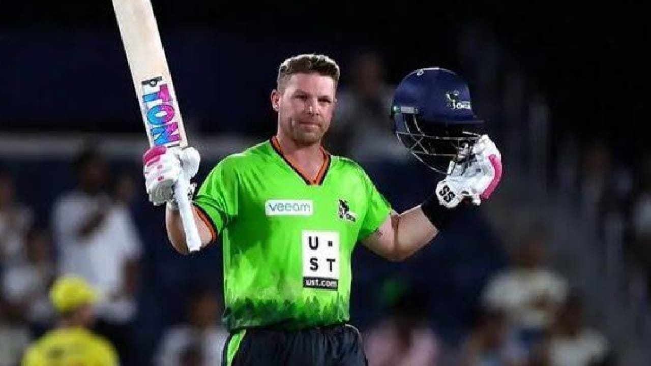 ಡಲ್ಲಾಸ್ನಲ್ಲಿ ನಡೆದ ಮೇಜರ್ ಲೀಗ್ ಕ್ರಿಕೆಟ್ ಟೂರ್ನಿಯ ನಾಲ್ಕನೇ ಸೀಸನ್ನ ಮೊದಲ ಪಂದ್ಯದಲ್ಲಿ ಟೆಕ್ಸಾಸ್ ಸೂಪರ್ ಕಿಂಗ್ಸ್ ಹಾಗೂ ಸಿಯಾಟಲ್ ಓರ್ಕಾಸ್ ತಂಡಗಳು ಮುಖಾಮುಖಿಯಾಗಿದ್ದವು. ಈ ಮ್ಯಾಚ್ನಲ್ಲಿ ಮೊದಲು ಬ್ಯಾಟ್ ಮಾಡಿದ ಸಿಯಾಟಲ್ ಓರ್ಕಾಸ್ ಪರ ಟಿಮ್ ಸೈಫರ್ಟ್ (104) ಸೆಂಚುರಿ ಸಿಡಿಸಿದ್ದರು. ಈ ಸೆಂಚುರಿ ನೆರವಿನೊಂದಿಗೆ ಸಿಯಾಟಲ್ ಓರ್ಕಾಸ್ 20 ಓವರ್ಗಳಲ್ಲಿ 2 ವಿಕೆಟ್ ಕಳೆದುಕೊಂಡು 220 ರನ್ ಕಲೆಹಾಕಿತು. (PC: MLC)
