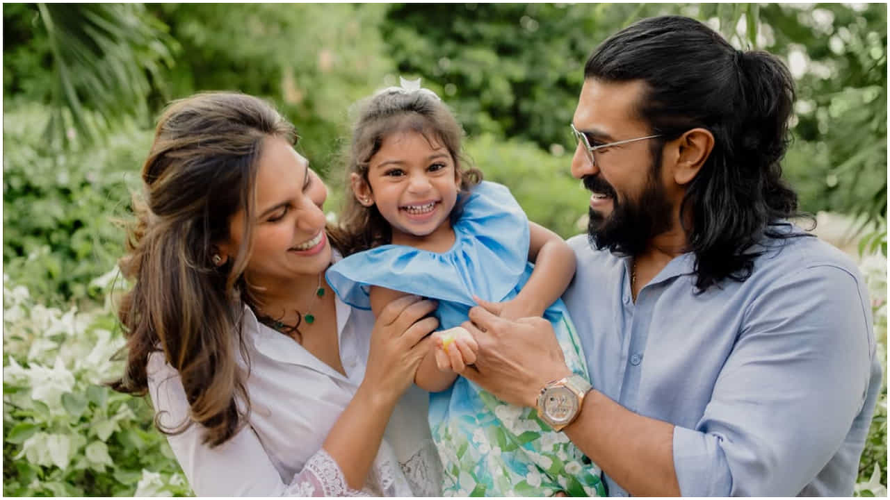 ಕೊನೆಗೂ ಮಗಳ ಮುಖ ತೋರಿಸಿದ ರಾಮ್ ಚರಣ್, ಉಪಾಸನಾ; ಕ್ಲಿನ್ ಕಾರಾ ಯಾರ ರೀತಿ ಇದ್ದಾಳೆ ನೋಡಿ.. ಕೊನೆಗೂ ಮಗಳ ಮುಖ ತೋರಿಸಿದ ರಾಮ್ ಚರಣ್, ಉಪಾಸನಾ; ಕ್ಲಿನ್ ಕಾರಾ ಯಾರ ರೀತಿ ಇದ್ದಾಳೆ ನೋಡಿ..