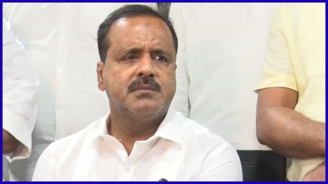 ‘ರಸ್ತೆ ಗುಂಡಿಗೆ ಬಿದ್ದು ಪ್ರಾಣ ಹೋದರೆ ಇಂಜಿನಿಯರ್ಗಳೇ ನೇರ ಹೊಣೆ': ಸಚಿವ ಯು.ಟಿ.ಖಾದರ್ ಖಡಕ್ ವಾರ್ನಿಂಗ್ ‘ರಸ್ತೆ ಗುಂಡಿಗೆ ಬಿದ್ದು ಪ್ರಾಣ ಹೋದರೆ ಇಂಜಿನಿಯರ್ಗಳೇ ನೇರ ಹೊಣೆ': ಸಚಿವ ಯು.ಟಿ.ಖಾದರ್ ಖಡಕ್ ವಾರ್ನಿಂಗ್
