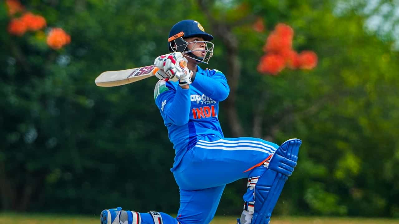 ಭಾರತದ ಯುವ ಬ್ಯಾಟ್ಸ್ಮನ್ ವೈಭವ್ ಸೂರ್ಯವಂಶಿ ಪ್ರಸ್ತುತ ವಿಶ್ವ ಕ್ರಿಕೆಟ್ನಲ್ಲಿ ಹೆಚ್ಚು ಪ್ರಚಲಿತದಲ್ಲಿದ್ದಾರೆ. ಐಪಿಎಲ್ನಲ್ಲಿ ತಮ್ಮ ಬ್ಯಾಟಿಂಗ್ ಮೂಲಕ ಗಮನ ಸೆಳೆದಿದ್ದ 15 ವರ್ಷದ ವೈಭವ್ ಅವರನ್ನು ಐರ್ಲೆಂಡ್ ಮತ್ತು ಇಂಗ್ಲೆಂಡ್ ವಿರುದ್ಧದ ಟಿ 20 ಸರಣಿಗೆ ಭಾರತ ತಂಡದಲ್ಲಿ ಆಯ್ಕೆ ಮಾಡಲಾಗಿದೆ. ವೈಭವ್ ಸೂರ್ಯವಂಶಿ ಈ ಪ್ರವಾಸದಲ್ಲಿ ಆಡುವ XI ನಲ್ಲಿ ಅವಕಾಶ ಪಡೆದರೆ ಭಾರತ ಕ್ರಿಕೆಟ್ನಲ್ಲಿ ಹೊಸ ಇತಿಹಾಸ ಸೃಷ್ಟಿಯಾಗಲಿದೆ (PC-PTI).
