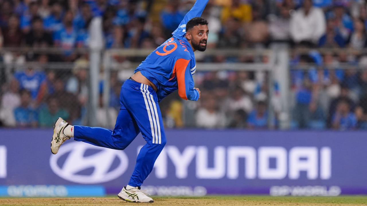 ಇಂಗ್ಲೆಂಡ್ ವಿರುದ್ಧದ ಏಕದಿನ ಸರಣಿಗೆ ತಂಡವನ್ನು ಘೋಷಿಸುವ ಸಂದರ್ಭದಲ್ಲಿ ವರುಣ್ ಚಕ್ರವರ್ತಿಯ ಅಲಭ್ಯತೆಯ ಬಗ್ಗೆ ಮಾಹಿತಿ ನೀಡಿದ ಬಿಸಿಸಿಐ, ಎಡಗಾಲಿನ ಗಾಯಕ್ಕೆ ತುತ್ತಾಗಿದ್ದ ವರುಣ್ ಚಕ್ರವರ್ತಿ ಚೇತರಿಕೆಯ ಅಂತಿಮ ಹಂತದಲ್ಲಿದ್ದಾರೆ. ಅದಕ್ಕಾಗಿಯೇ ಅವರನ್ನು ಐರ್ಲೆಂಡ್ ವಿರುದ್ಧದ ಟಿ20 ಸರಣಿಯಿಂದ ಕೈಬಿಡಲಾಗಿದೆ ಎಂದಿದೆ (PC-PTI).