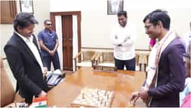 ಚೆಸ್ ಚಾಂಪಿಯನ್ ಪ್ರಜ್ಞಾನಂದ ಜೊತೆ ಚೆಸ್ ಆಡಿ 50 ಲಕ್ಷ ರೂ. ಕೊಟ್ಟ ವಿಜಯ್