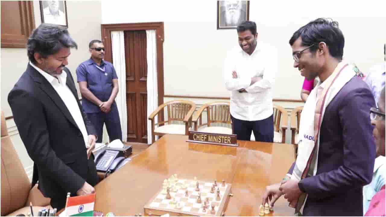 ಚೆಸ್ ಚಾಂಪಿಯನ್ ಪ್ರಜ್ಞಾನಂದ ಜೊತೆ ಚೆಸ್ ಆಡಿ 50 ಲಕ್ಷ ರೂ. ಕೊಟ್ಟ ವಿಜಯ್
