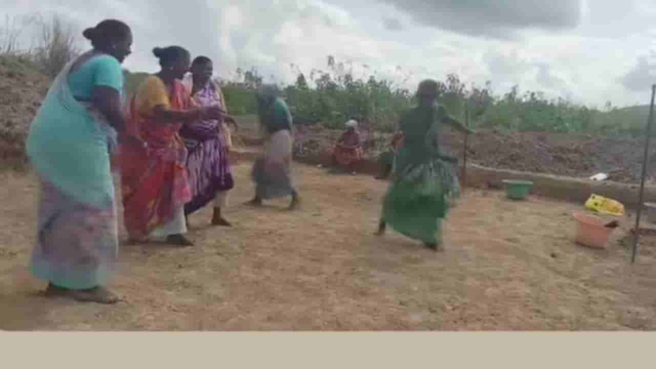 Video: ಇದು ದೇಸಿ ಕ್ರೀಡೆಯ ಕರಾಮತ್ತು; ಸೀರೆಯುಟ್ಟ ನಾರಿಮಣಿಗಳ ಕಬಡ್ಡಿ ಆಟ ಹೇಗಿದೆ ನೋಡಿ