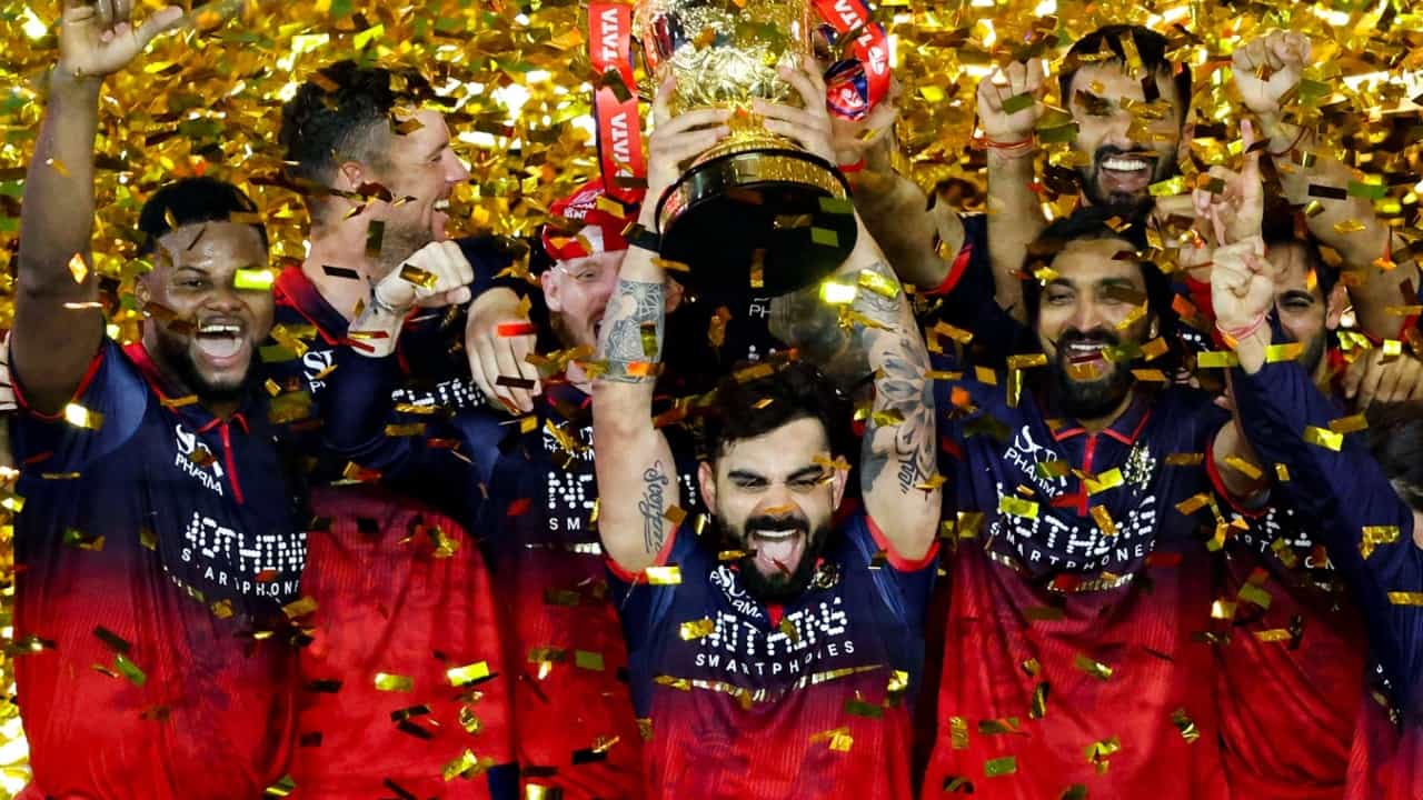 ಅಹಮದಾಬಾದ್ನಲ್ಲಿ ನಡೆದ ಐಪಿಎಲ್ 2026 ರ ಫೈನಲ್ ಪಂದ್ಯದಲ್ಲಿ ಗುಜರಾತ್ ಟೈಟಾನ್ಸ್ ತಂಡ ನೀಡಿದ 155 ರನ್ಗಳ ಗುರಿಯನ್ನು ಬೆನ್ನಟ್ಟಿದ ಆರ್ಸಿಬಿ ಪರ 37 ವರ್ಷದ ವಿರಾಟ್ ಕೊಹ್ಲಿ ಅಜೇಯ ಅರ್ಧಶತಕದ ಇನ್ನಿಂಗ್ಸ್ ಆಡುವ ಮೂಲಕ ತಂಡವನ್ನು ಸತತ ಎರಡನೇ ಐಪಿಎಲ್ ಟ್ರೋಫಿಗೆ ಮುನ್ನಡೆಸಿದರು. ಕೊಹ್ಲಿಯ ಈ ಅಜೇಯ ಆಟಕ್ಕಾಗಿ ಪಂದ್ಯ ಶ್ರೇಷ್ಠ ಪ್ರಶಸ್ತಿಯೂ ಲಭಿಸಿತು.