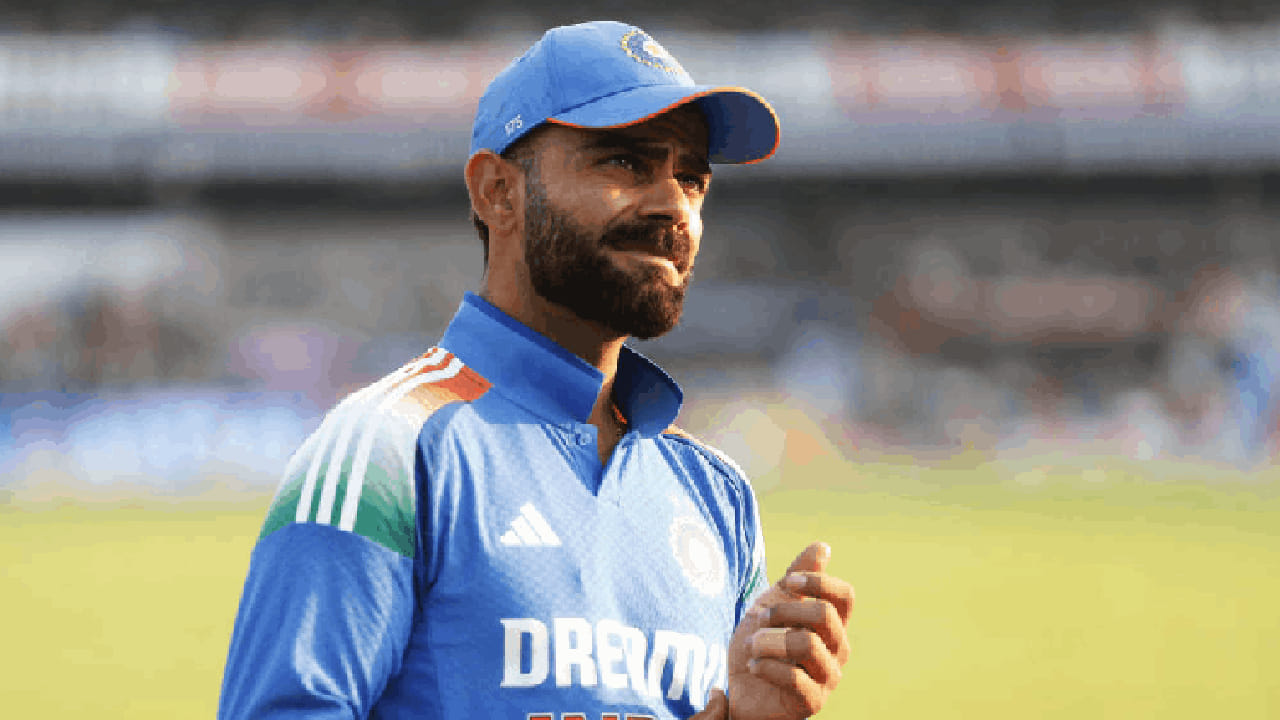 ಭಾರತ ಮತ್ತು ಇಂಗ್ಲೆಂಡ್ ನಡುವೆ 3 ಪಂದ್ಯಗಳ ಏಕದಿನ ಸರಣಿ ನಡೆಯಲಿದ್ದು, ಈ ಪಂದ್ಯಗಳ ಆರಂಭಕ್ಕೂ ಮುನ್ನ ವಿರಾಟ್ ಕೊಹ್ಲಿ ಸಂಪೂರ್ಣ ಫಿಟ್ನೆಸ್ ಸಾಧಿಸುವ ನಿರೀಕ್ಷೆಯಿದೆ. ಅಂದರೆ ಕಿಂಗ್ ಕೊಹ್ಲಿಯನ್ನು ಮತ್ತೆ ಟೀಮ್ ಇಂಡಿಯಾ ಜೆರ್ಸಿಯಲ್ಲಿ ನೋಡಬೇಕಿದ್ದರೆ ಜುಲೈ 14 ರವರೆಗೆ ಕಾಯಲೇಬೇಕು. (PC: BCCI)
