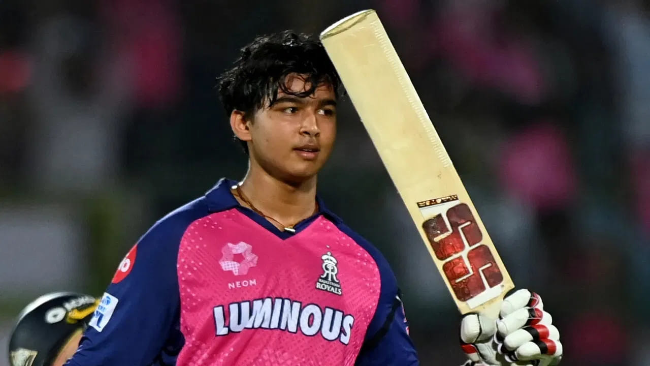 ಇನ್ನು ಅದ್ಭುತ ಸ್ಟ್ರೈಕ್ ರೇಟ್​ನೊಂದಿಗೆ ಸ್ಪೋಟಕ ಬ್ಯಾಟಿಂಗ್ ಪ್ರದರ್ಶಿಸಿದ ಆಟಗಾರನಿಗೆ ನೀಡಲಾಗುವ ಟಾಟಾ ಸಫಾರಿ ಕಾರು ಈ ಬಾರಿ ರಾಜಸ್ಥಾನ್ ರಾಯಲ್ಸ್ ತಂಡದ ಯುವ ದಾಂಡಿಗ ವೈಭವ್ ಸೂರ್ಯವಂಶಿ ಪಾಲಾಗಿದೆ. ಈ ಮೂಲಕ ಬ್ಯಾಕ್ ಟು ಬ್ಯಾಕ್ ಸೂಪರ್ ಸ್ಟ್ರೈಕರ್ ಪ್ರಶಸ್ತಿ ಪಡೆದ ಆಟಗಾರ ಎನಿಸಿಕೊಂಡಿದ್ದಾರೆ. (PC: IPL)