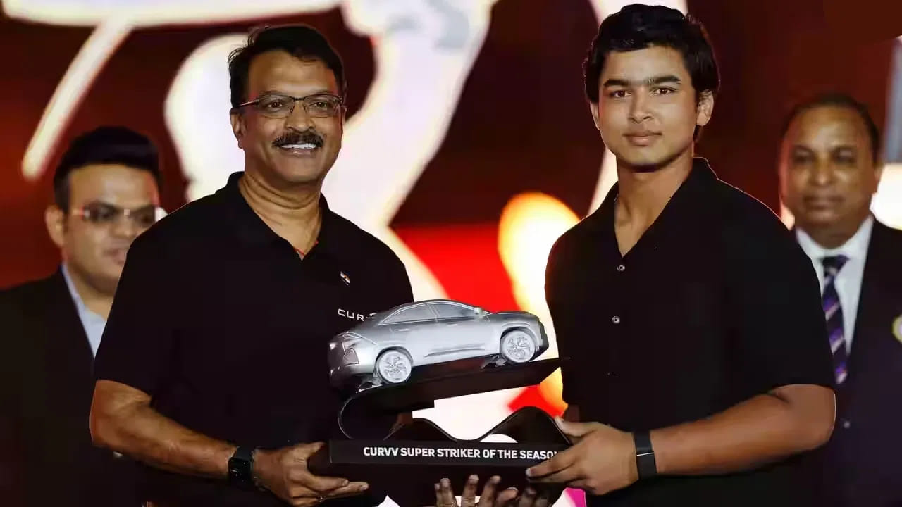 ಇದಕ್ಕೂ ಮುನ್ನ 2025 ರಲ್ಲಿ ವೈಭವ್ ಸೂರ್ಯವಂಶಿ ಸೂಪರ್ ಸ್ಟ್ರೈಕರ್ ಪ್ರಶಸ್ತಿಯನ್ನು ತಮ್ಮದಾಗಿಸಿಕೊಂಡಿದ್ದರು. ಕಳೆದ ಸೀಸನ್​ನಲ್ಲಿ ರಾಜಸ್ಥಾನ್ ರಾಯಲ್ಸ್ ಪರ ಈ ಬಾರಿ 7 ಪಂದ್ಯಗಳಲ್ಲಿ ಬ್ಯಾಟ್ ಬೀಸಿರುವ ವೈಭವ್ ಸೂರ್ಯವಂಶಿ ಒಂದು ಶತಕದೊಂದಿಗೆ ಒಟ್ಟು 252 ರನ್ ಕಲೆಹಾಕಿದ್ದರು. ಅದು ಕೂಡ 206.55 ರ ಸ್ಟ್ರೈಕ್​ ರೇಟ್​ನಲ್ಲಿ ಎಂಬುದು ವಿಶೇಷ. ಈ ಮೂಲಕ ಟಾಟಾ ಕರ್ವ್ ತಮ್ಮದಾಗಿಸಕಕೊಂಡಿದ್ದರು. (PC: IPL)