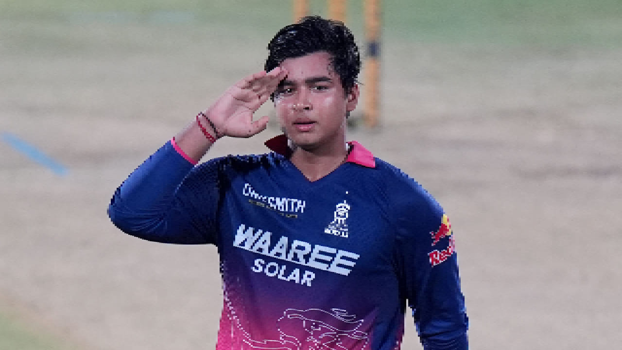 ಸೂಪರ್ ಸಿಕ್ಸರ್ಸ್ ಆಫ್ ದಿ ಸೀಸನ್: 16 ಇನಿಂಗ್ಸ್ಗಳಲ್ಲಿ 72 ಸಿಕ್ಸ್ ಸಿಡಿಸಿರುವ ವೈಭವ್ ಸೂರ್ಯವಂಶಿ ಈ ಬಾರಿಯ ಟೂರ್ನಿಯ ಸೂಪರ್ ಸಿಕ್ಸರ್ ಪ್ರಶಸ್ತಿಯನ್ನು ತಮ್ಮದಾಗಿಸಿಕೊಂಡಿದ್ದಾರೆ. ಇದಕ್ಕಾಗಿ 10 ಲಕ್ಷ ರೂ. ನಗದು ಬಹುಮಾನ ಪಡೆದುಕೊಂಡಿದ್ದಾರೆ. (PC: IPL)