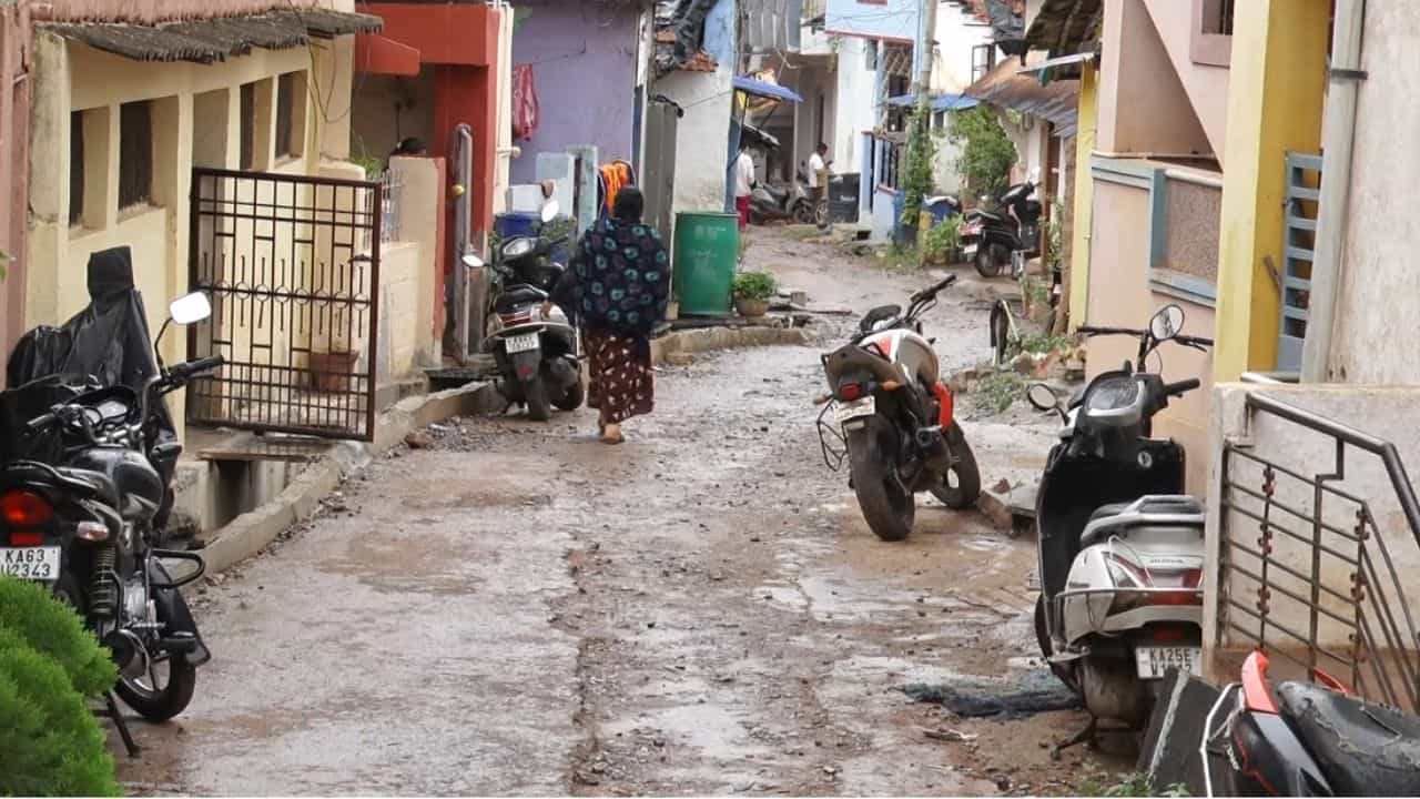 ಒಳಚರಂಡಿ ಮಾಡಲು ರಸ್ತೆ ಅಗೆದು ಕಾಮಗಾರಿ ಬಳಿಕ ಹಾಗೇ ಬಿಟ್ಟ ಅಧಿಕಾರಿಗಳ ನಡೆಗೆ ಆಕ್ರೋಶ: ರಸ್ತೆ ತಡೆದು ಪ್ರತಿಭಟನೆ