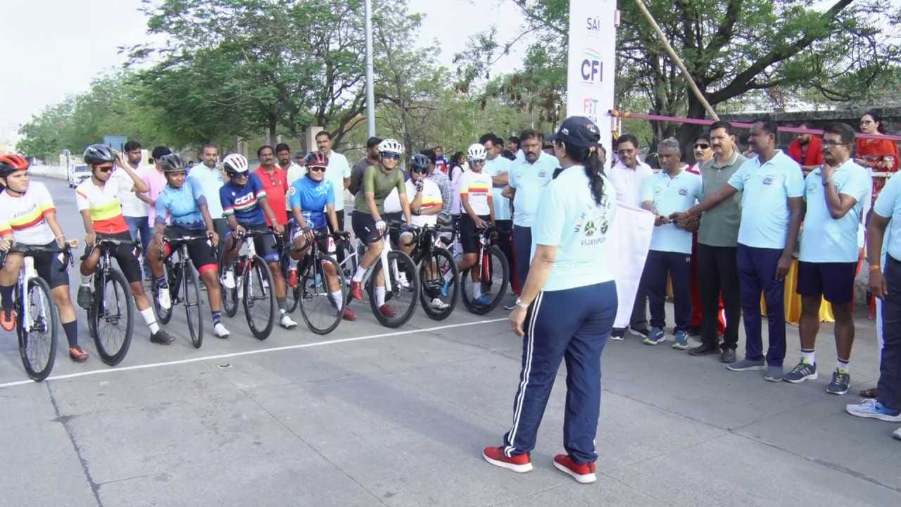ಸೈಕ್ಲಿಸ್ಟ್‌ಗಳ ತವರೂರು ಎಂದೇ ಪ್ರಸಿದ್ಧಿ ಪಡೆದಿರುವ ಐತಿಹಾಸಿಕ ವಿಜಯಪುರ ನಗರದಲ್ಲಿ ಕೇಂದ್ರ ಸರ್ಕಾರದ ಮಹತ್ವಾಕಾಂಕ್ಷಿ ಯೋಜನೆಯಾದ 'ಅಸ್ಮಿತಾ ಖೇಲೋ ಇಂಡಿಯಾ ವುಮೆನ್ಸ್ ಸೈಕ್ಲಿಂಗ್ ಸಿಟಿ ಲೀಗ್' ಅತ್ಯಂತ ಯಶಸ್ವಿಯಾಗಿ ನಡೆಯಿತು. ಮಹಿಳಾ ಸೈಕ್ಲಿಸ್ಟ್‌ಗಳಿಗೆ ಉತ್ತೇಜನ ನೀಡುವ ಉದ್ದೇಶದಿಂದ ಹಮ್ಮಿಕೊಳ್ಳಲಾಗಿದ್ದ ಈ ವಿಶಿಷ್ಟ ಕ್ರೀಡಾಕೂಟಕ್ಕೆ ಇಡೀ ನಗರವೇ ಸಾಕ್ಷಿಯಾಯಿತು ಮತ್ತು ನೂರಾರು ಮಹಿಳಾ ಸೈಕ್ಲಿಸ್ಟ್‌ಗಳು ಸೈಕಲ್ ಸವಾರಿ ಮಾಡುವ ಮೂಲಕ ನಗರದಲ್ಲಿ ಹೊಸ ಕಳೆ ತಂದರು.
