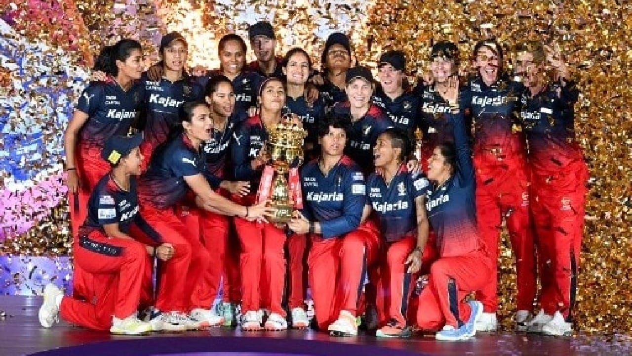 2024 - ಮೊದಲ WPL ಟ್ರೋಫಿ: ಸ್ಮೃತಿ ಮಂಧಾನ ನೇತೃತ್ವದ RCB ಮಹಿಳಾ ತಂಡವು ಡೆಲ್ಲಿ ಕ್ಯಾಪಿಟಲ್ಸ್ ತಂಡವನ್ನು ಸೋಲಿಸಿ ಫ್ರಾಂಚೈಸಿ ಇತಿಹಾಸದಲ್ಲೇ ಮೊಟ್ಟಮೊದಲ ಬಾರಿಗೆ ಚಾಂಪಿಯನ್ ಪಟ್ಟ ಅಲಂಕರಿಸಿತು. ಈ ಟ್ರೋಫಿಯೊಂದಿಗೆ ಆರ್ಸಿಬಿ ಹೊಸ ಅಧ್ಯಾಯ ಆರಂಭಿಸಿದ್ದರು. (PC: WPL)