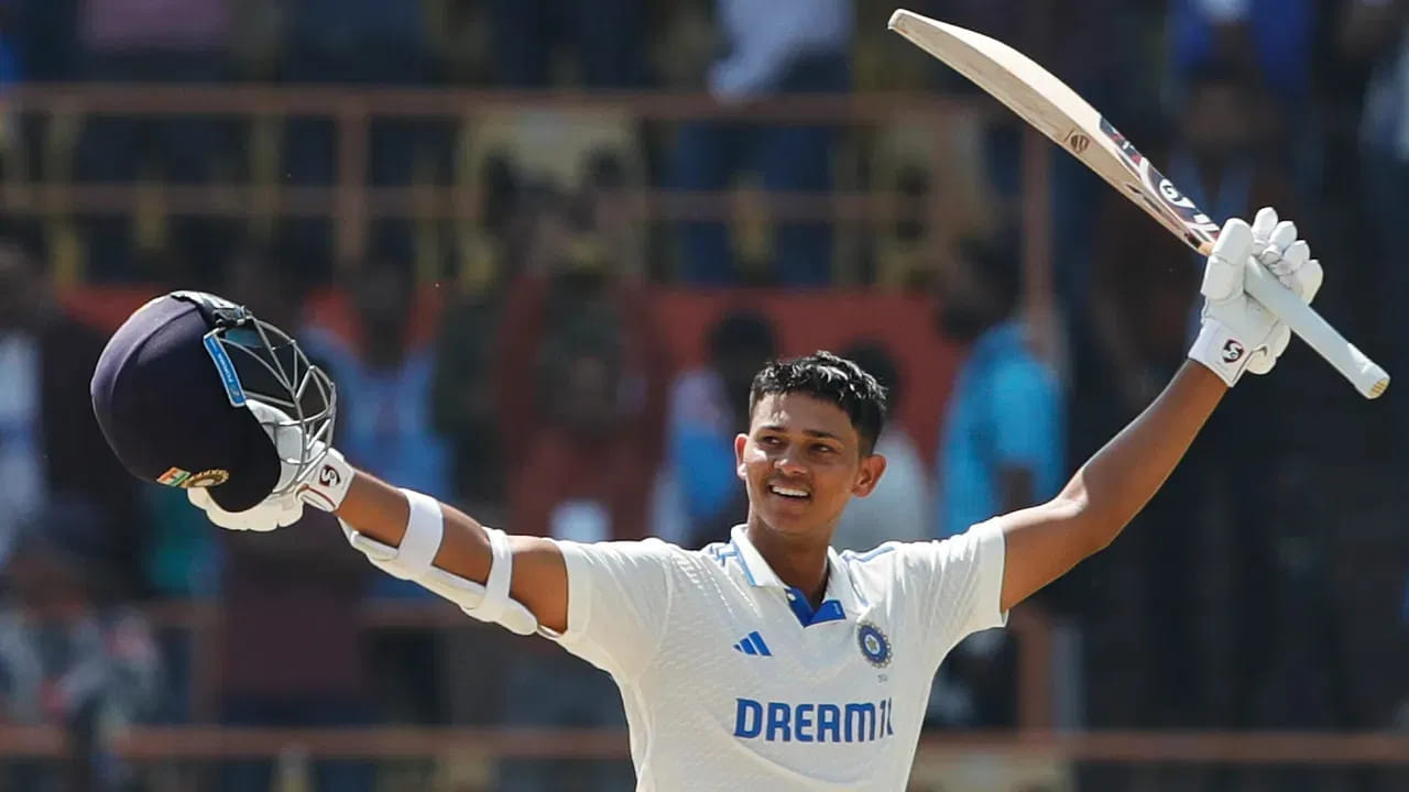 ಅಂದರೆ 2023 ರಲ್ಲಿ ವೆಸ್ಟ್ ಇಂಡೀಸ್ ವಿರುದ್ಧದ ಪಂದ್ಯದ ಮೂಲಕ ಟೆಸ್ಟ್ ಕ್ರಿಕೆಟ್​ಗೆ ಪಾದಾರ್ಪಣೆ ಮಾಡಿದ ಯಶಸ್ವಿ ಜೈಸ್ವಾಲ್, ಇದುವರೆಗೆ ಯಾವುದೇ ಮೈದಾನದಲ್ಲಿ ಎರಡನೇ ಬಾರಿ ಕಣಕ್ಕಿಳಿದಿಲ್ಲ. ಅಂದರೆ ಈವರೆಗೆ ಆಡಿದ 29 ಟೆಸ್ಟ್ ಪಂದ್ಯಗಳನ್ನು ವಿಭಿನ್ನ ಮೈದಾನದಲ್ಲಿ ಆಡಿದ್ದಾರೆ. ಯಶಸ್ವಿ ಜೈಸ್ವಾಲ್ ಆಡಿದ 29 ಮೈದಾನಗಳ ಪಟ್ಟಿ ಈ ಕೆಳಗಿನಂತಿದೆ... (PC: BCCI)