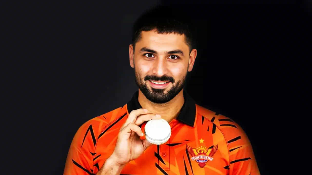ಇಂಗ್ಲೆಂಡ್ನಲ್ಲಿ 100 ಎಸೆತಗಳ ಕ್ರಿಕೆಟ್ ಟೂರ್ನಿ ‘ದಿ ಹಂಡ್ರೆಡ್’ ಲೀಗ್ ಶುರುವಾಗಿದೆ. ಈ ಟೂರ್ನಿಯ ಮೊದಲ ಪಂದ್ಯದಲ್ಲೇ ಪಾಕಿಸ್ತಾನ್ ಆಟಗಾರ ಕಣಕ್ಕಿಳಿದಿದ್ದಾರೆ. ಅದು ಸಹ ಭಾರತೀಯ ಮೂಲದ ಫ್ರಾಂಚೈಸಿ ಸನ್ರೈಸರ್ಸ್ ಲೀಡ್ಸ್ ತಂಡದ ಪರ ಎಂಬುದು ವಿಶೇಷ. (PC: SL)
