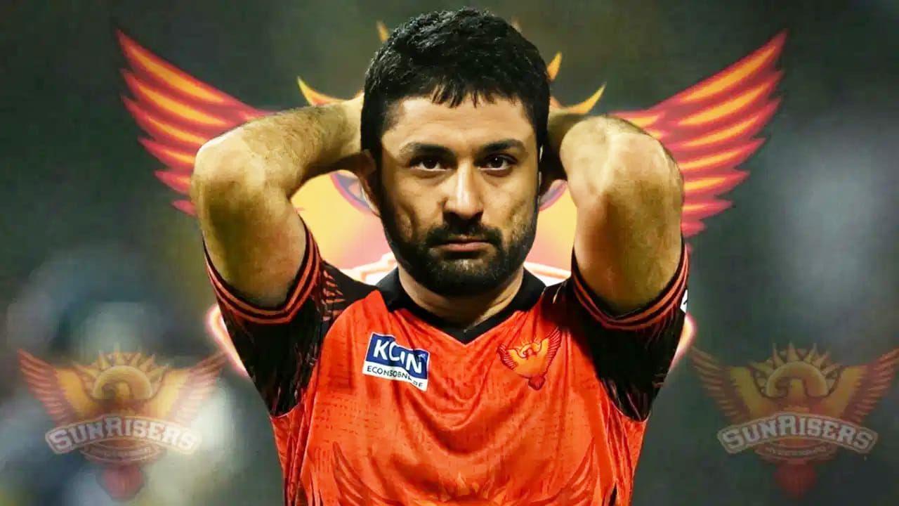 ಕಾವ್ಯ ಮಾರನ್ ಅವರ ಈ ನಡೆಗೆ ಭಾರೀ ವಿರೋಧ ವ್ಯಕ್ತವಾಗಿತ್ತು. ಅಲ್ಲದೆ ಪಾಕಿಸ್ತಾನ್ ಆಟಗಾರನನ್ನು ಸನ್​ರೈಸರ್ಸ್ ಲೀಡ್ಸ್ ತಂಡದಿಂದ ಕೈ ಬಿಡಬೇಕೆಂಬ ಒತ್ತಾಯಗಳು ಸೋಷಿಯಲ್ ಮೀಡಿಯಾದಲ್ಲಿ ಕೇಳಿ ಬಂದಿತ್ತು. ಹೀಗಾಗಿ ಟೂರ್ನಿ ಆರಂಭಕ್ಕೂ ಮುನ್ನ ಅಬ್ರಾರ್ ಅಹ್ಮದ್ ಅವರನ್ನು SRH ಫ್ರಾಂಚೈಸಿ ಕೈ ಬಿಡಲಿದ್ದಾರೆ ಎಂಬ ಸುದ್ದಿಗಳು ಹರಿದಾಡಿದ್ದವು. (PC: X.com)