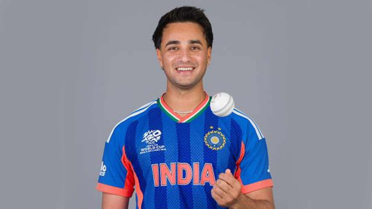 ಹರಾರೆಯಲ್ಲಿ ನಡೆದ ಝಿಂಬಾಬ್ವೆ ವಿರುದ್ಧದ 2ನೇ ಟಿ20 ಪಂದ್ಯದಲ್ಲಿ 2.5 ಓವರ್ ಎಸೆದಿದ್ದ ಅಭಿಷೇಕ್ ಶರ್ಮಾ 17 ರನ್ ನೀಡಿ 3 ವಿಕೆಟ್ ಕಬಳಿಸಿದ್ದರು. ಈ ಮೂಲಕ ಅಂತರರಾಷ್ಟ್ರೀಯ ಪುರುಷರ ಟಿ20 ಕ್ರಿಕೆಟ್ ಇತಿಹಾಸದಲ್ಲೇ ಪಂದ್ಯವೊಂದರಲ್ಲಿ 3 ವಿಕೆಟ್ ಪಡೆದ ಭಾರತದ ಮೊದಲ ಆರಂಭಿಕ ಆಟಗಾರ ಎಂಬ ಹೆಗ್ಗಳಿಕೆಗೆ ಪಾತ್ರರಾದರು. (PC: Getty Images)